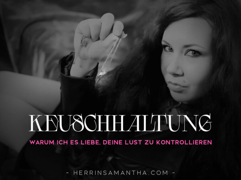 Herrin Samantha hält einen Schlüssel für die Keuschhaltung in der Hand